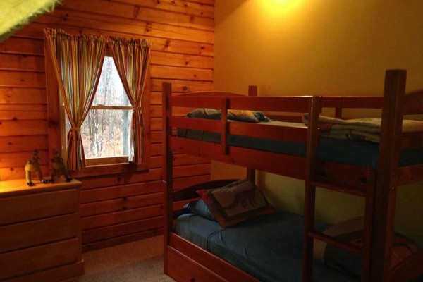 [Image: Secluded Luxury Log Cabin on 40 Acres Near Tygart River &amp; Lake]