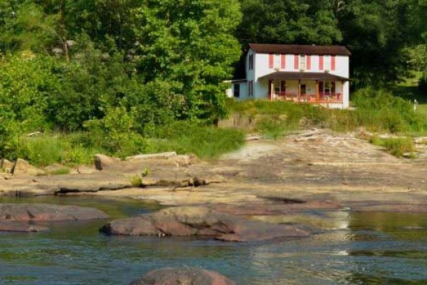 [Image: Charming Riverside Guest House &amp; Retreat]