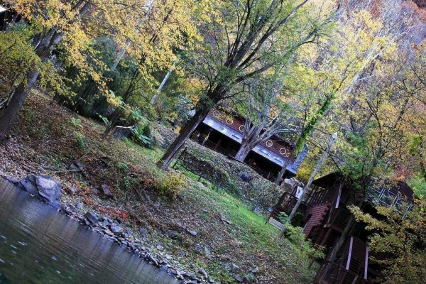 [Image: Luxury River Front Log Cabin in the New River Gorge National Park]