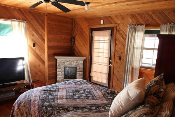 [Image: Luxury River Front Log Cabin in the New River Gorge National Park]