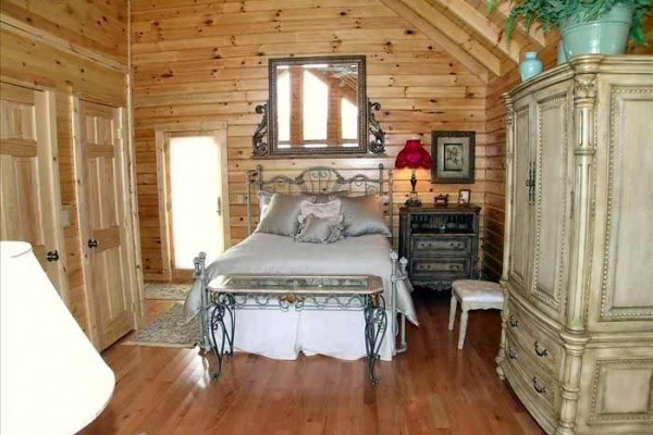 [Image: Luxurious Honeymoon Cabin - Honeymoon Queen]