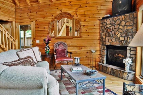 [Image: Luxurious Log Cabin - Three Bedrooms &amp; Two Baths]