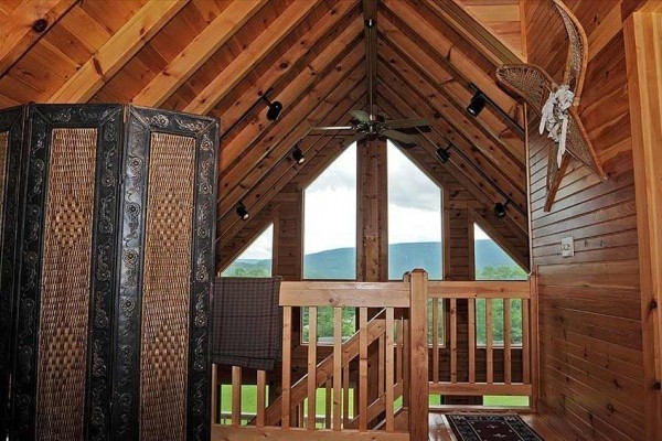 [Image: Luxurious Log Cabin - Three Bedrooms &amp; Two Baths]
