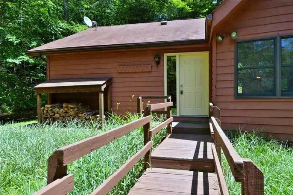 [Image: Comfortable Mountain Cabin Ensures Privacy for an Economical Vacation!]