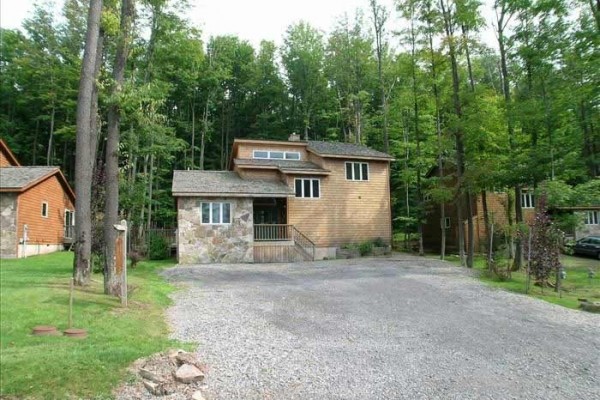 [Image: Comfortable Mountain Home is a Short Walk to the Timberline Trails!]