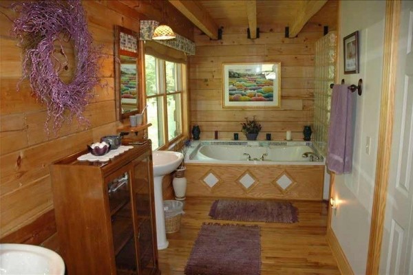 [Image: Lynn's Pond House Offers a 5 Star Quality Experience and Sleeps 25!]