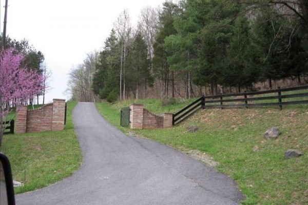 [Image: Moon Shinemountain Farm Retreat]