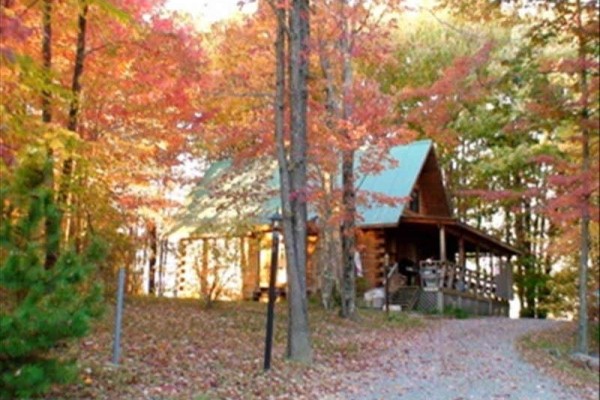 [Image: Scenic Deluxe Log Cabin with Hot Tub]