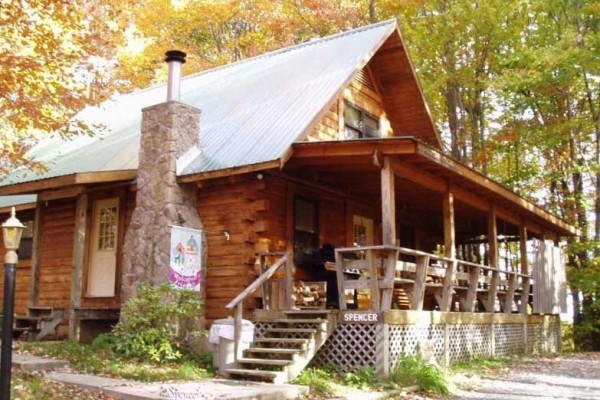 [Image: Scenic Deluxe Log Cabin with Hot Tub]