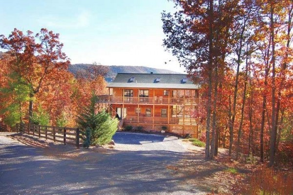 [Image: Luxury Mountain Retreat with Wrap-Around Porches and Breathtaking Views]