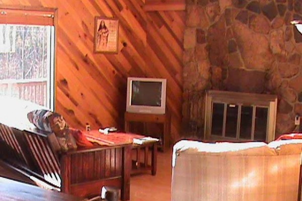 [Image: Cabin with Breathtaking Mountain Views Close to Raft Resorts]