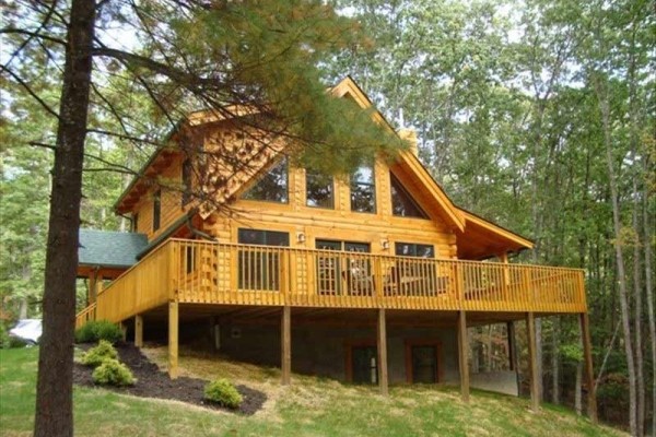 [Image: The Black Bear, a Beautiful Log Home]