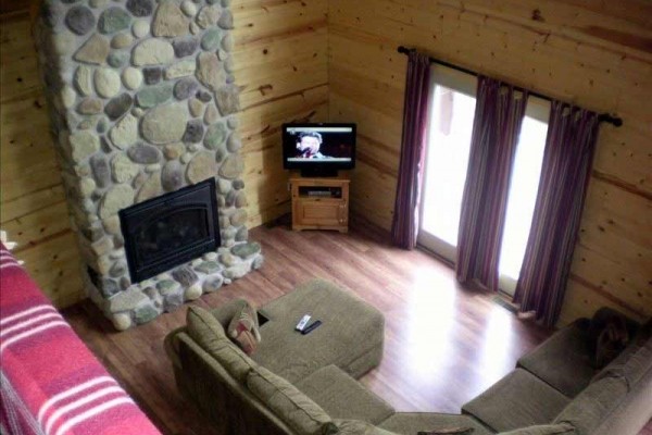 [Image: Pet Friendly Luxury Log Cabin with Private Outdoor Hot Tub]