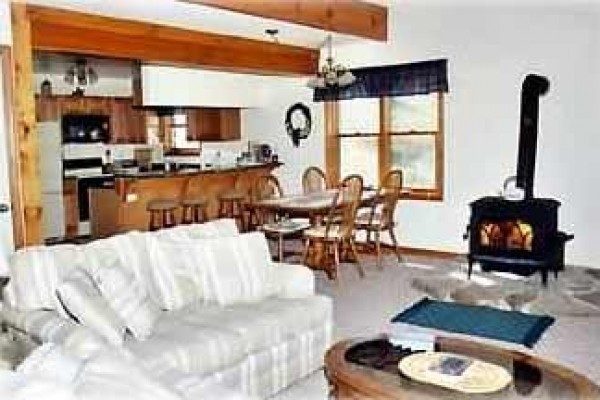 [Image: Mountain Play Chalet - Minutes from Snowshoe!]