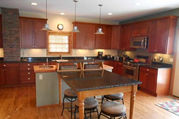 [Image: Newly Renovated 8 Bedroom Luxury Home Sleeps 24 W/ Hot Tub and Game Room]