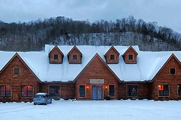 [Image: Beautiful 6000+ Sq Ft Log Lodge !!]