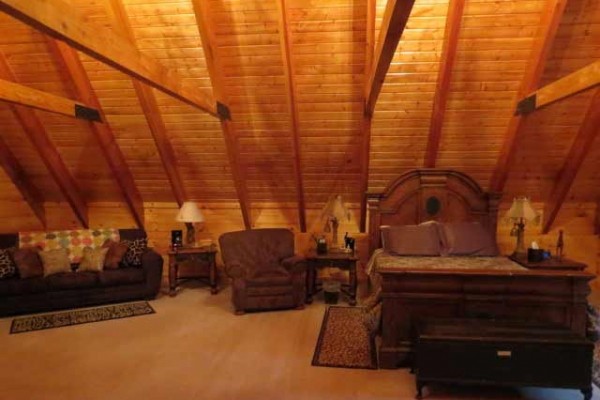 [Image: Beautiful 6000+ Sq Ft Log Lodge !!]