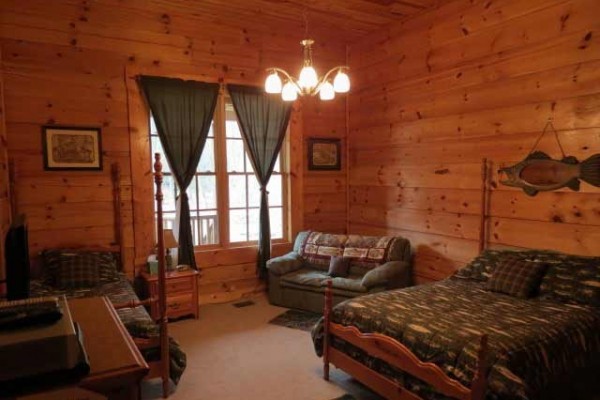 [Image: Beautiful 6000+ Sq Ft Log Lodge !!]