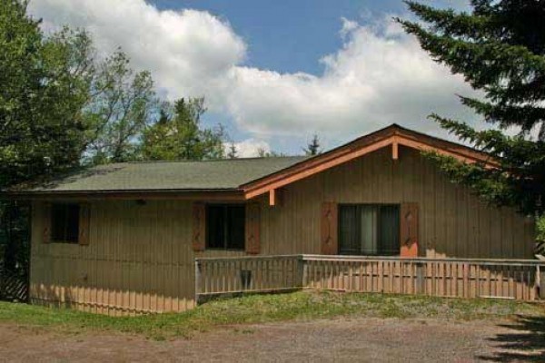 [Image: Slope Side! Newly Revonated 5-Bedroom Cedar Home with Hot Tub and Free Wifi]