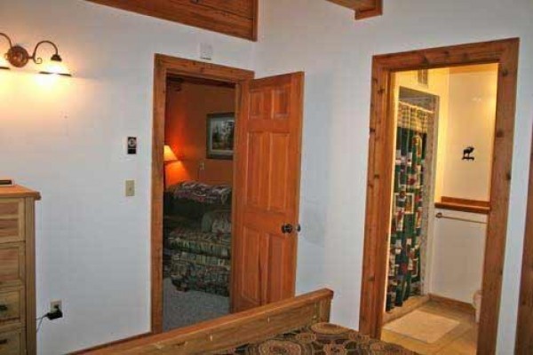[Image: Slope Side! Newly Revonated 5-Bedroom Cedar Home with Hot Tub and Free Wifi]