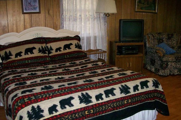 [Image: Secluded Pet-Friendly Cabin at Smoke Hole Sleeps 10 with 5 Person Hottub.]