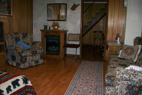 [Image: Secluded Pet-Friendly Cabin at Smoke Hole Sleeps 10 with 5 Person Hottub.]