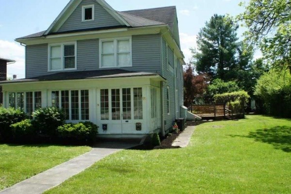 [Image: 4 Bedroom House Just a Short Walk to Greenbrier Resort]