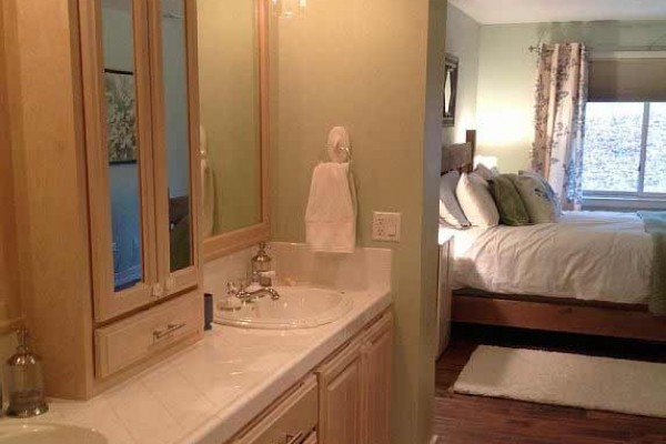 [Image: 2BR/2BA Waterfront Condo-Beautifully Remodeled and Decorated]