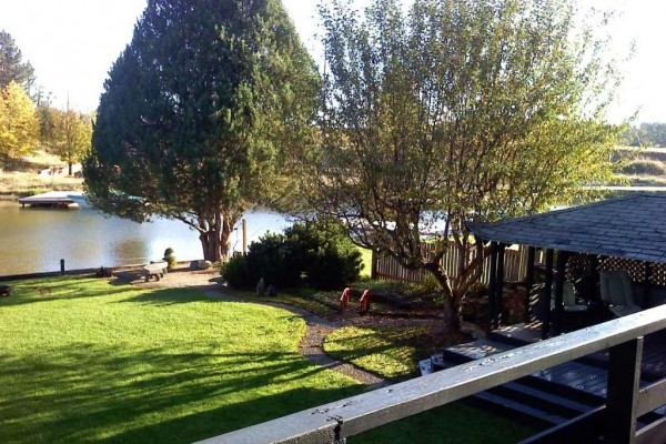 [Image: Waterfront Vacation Home with Grass to Waters Edge]