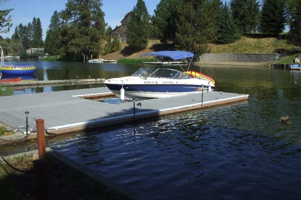 [Image: Waterfront Vacation Home with Grass to Waters Edge]