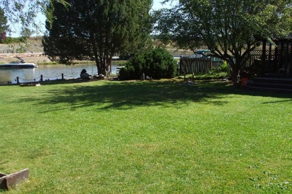 [Image: Waterfront Vacation Home with Grass to Waters Edge]