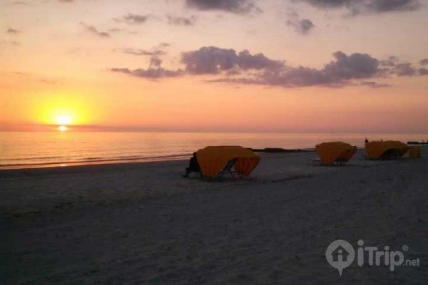 [Image: Renovated Private Cottage in Madeira Beach. Value and Comfort!]