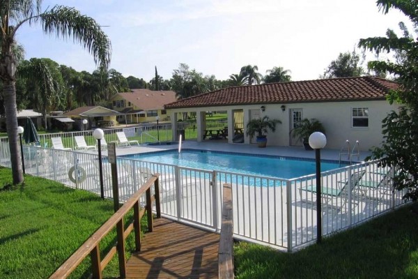 [Image: Beautiful 1 or 2 Bedroom Lake Tarpon Waterfront Condo W/Pontoon Boat]