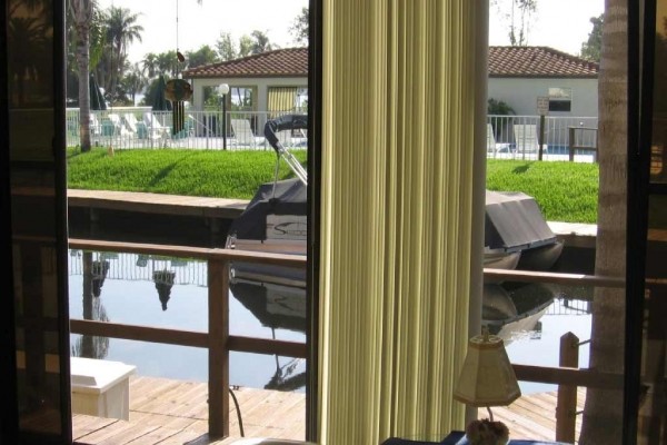 [Image: Beautiful 1 or 2 Bedroom Lake Tarpon Waterfront Condo W/Pontoon Boat]