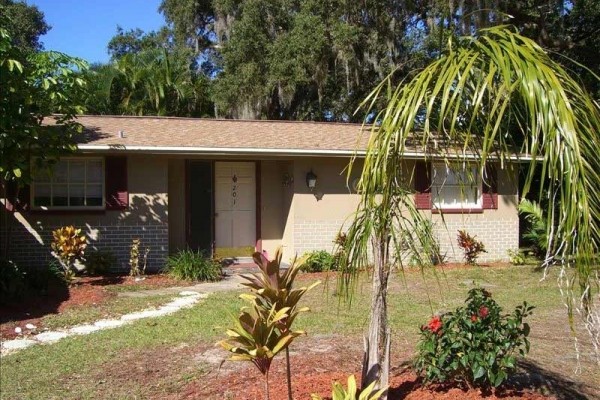 [Image: Cute Home in Ozona - Golf Cart Community]