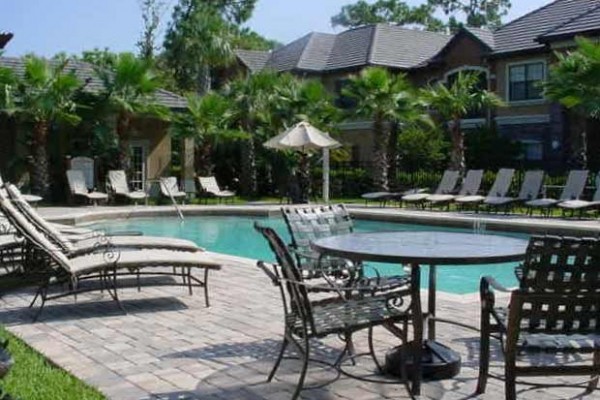 [Image: Furnished Luxury Condo - Heated Pool, Fitness Center, Utilities Included]