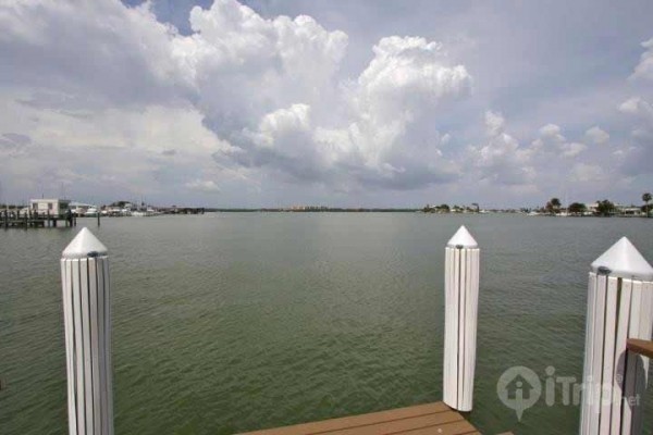 [Image: Bayfront Luxury Waterfront Cottage. Private Dock.]