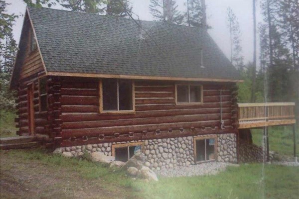 [Image: Beautiful Log Cabin on 5 Acres, Water &amp; Silverwood Close by!]