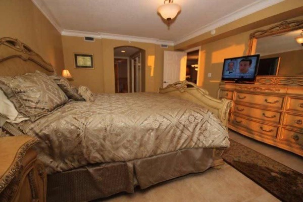 [Image: Newer Luxurious 3BR 3BA Condo with Private Poolside Cabana]