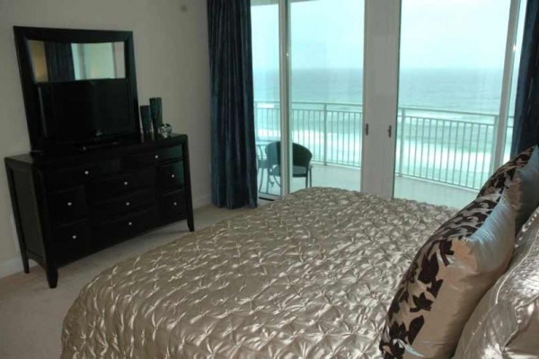 [Image: Best of the Best!! Sleeps 10!! Very Clean!! Ps3!! 52' TV!! Wifi!! Beach Chairs!!]