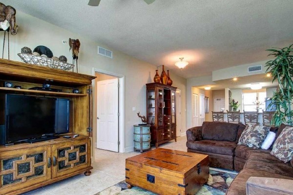 [Image: Fabulous Platinum Updated Low Floor 3BR with 3 King Beds! Awesome Fall Rates!]