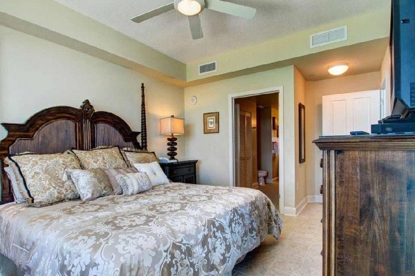 [Image: Fabulous Platinum Updated Low Floor 3BR with 3 King Beds! Awesome Fall Rates!]