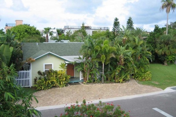 [Image: Zen Cottage - Quiet &amp; Modern with All the Amenities! Beach 2 Min Walk]