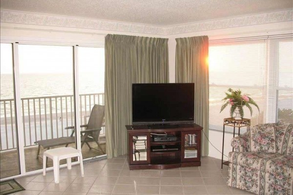 [Image: 1 BR/1BA Gulf-Front Luxury Condominium 408]