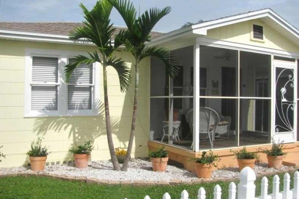 [Image: Gulfside Beach Cottage - Steps to Beach!]