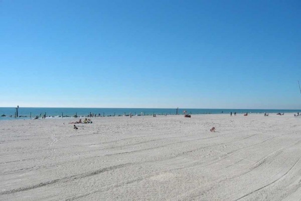 [Image: 3 Bedroom, 2 Bathroom Townhouse/Condo on the Beach.]