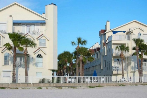 [Image: 3 Bedroom, 2 Bathroom Townhouse/Condo on the Beach.]