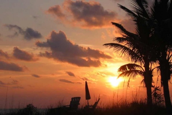 [Image: 3 Bedroom, 2 Bathroom Townhouse/Condo on the Beach.]