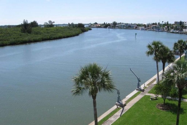[Image: Waterfront Vacation Rental Condo Redington Shores Beach Florida]