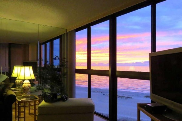 [Image: Lht-1204 Water Views from Every Window--Right on the Beach!]